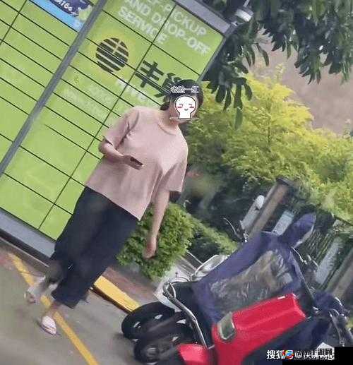真空下楼取快递被封禁原因：行为违反小区规定