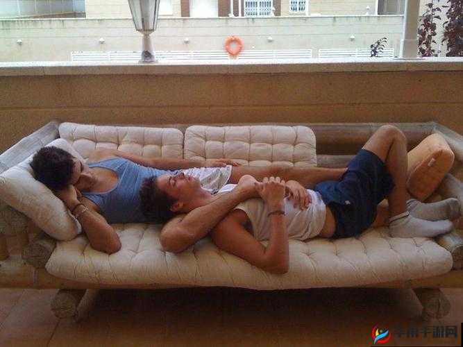 GayFuckGay无套video：真实场景下的亲密互动与情感交流，探讨同性关系中的信任与安全